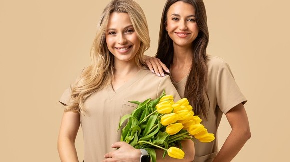 Dress code v estetické medicíně a beauty segmentu – zdravotnické šaty, soupravy a prémiové pláště